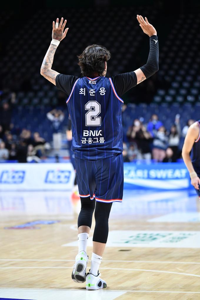 KCC가 최준용의 활약에 힘입어 SK 10연승을 저지했다.(KBL 제공)