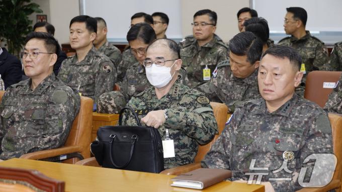 계엄군의 국회 진입 과정에서 윤석열 대통령에게 직접 전화를 받았다고 밝힌 이진우 전 수도방위사령관(왼쪽)과 곽종근 특전사령관 등이 10일 오전 서울 여의도 국회 국방위원회에서 열린 계엄 관련 긴급 현안질의에 출석해 있다. 2024.12.10/뉴스1 ⓒ News1 안은나 기자