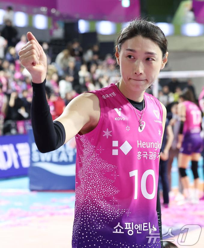 흥국생명 김연경이 10일 인천삼산체육관에서 2024-2025 도드람 V리그 흥국생명과 페퍼저축은행의 경기에서 세트 스코어 3-0(26-24, 25-18, 25-18)으로 승리를 거둔 후 관중석을 향해 인사하고 있다. 2024.12.10/뉴스1 ⓒ News1 김성진 기자