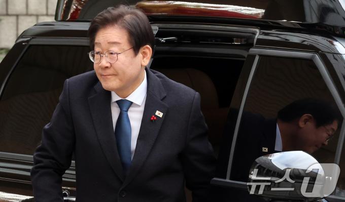 이재명 더불어민주당 대표가 지난 3일 오전 서울 서초구 서울중앙지방법원에서 열린 '대장동 배임·성남FC 뇌물' 혐의 1심 속행 공판에 출석하고 있다. 2024.12.3/뉴스1 ⓒ News1 김명섭 기자