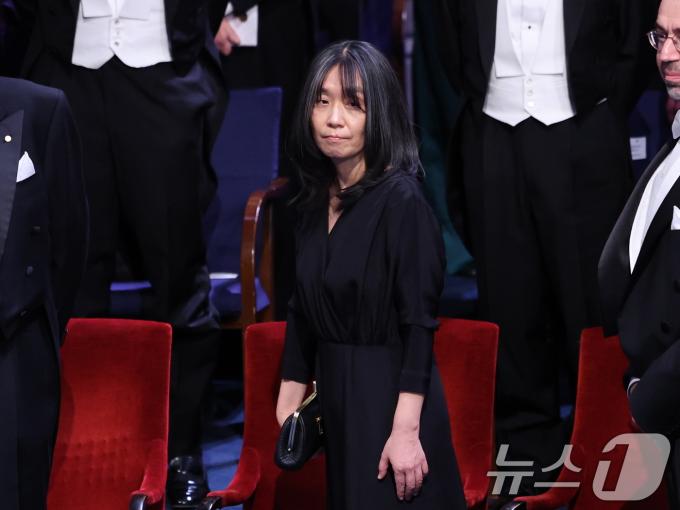 한강이 10일(현지시간) 스웨덴 스톡홀름 콘서트홀에서 열린 2024 노벨상 시상식에 입장하고 있다. 2024.12.11/뉴스1 ⓒ News1 박지혜 기자