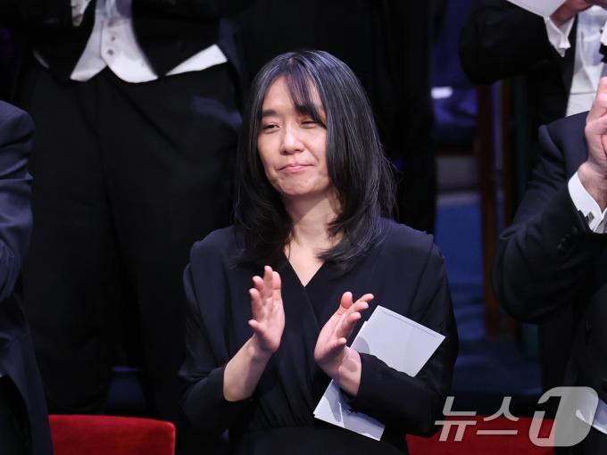 한강이 10일(현지시간) 스웨덴 스톡홀름 콘서트홀에서 열린 2024 노벨상 시상식에서 노벨재단 이사회 의장 발언 후 박수치고 있다. 2024.12.11/뉴스1 ⓒ News1 박지혜 기자