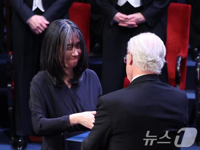 노벨상 증서와  메달을 받는 한강 작가ⓒ News1 박지혜 기자