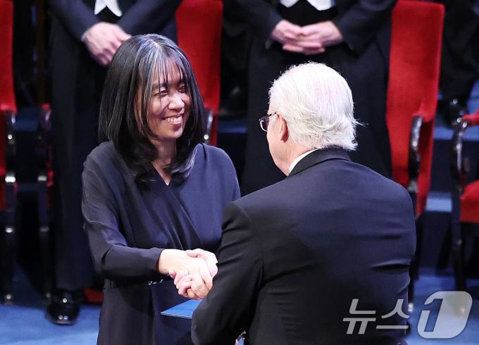한강이 10일(현지시간) 스웨덴 스톡홀름 콘서트홀에서 열린 2024 노벨상 시상식에서 스웨덴 칼 16세 구스타프 국왕으로부터 노벨 문학상을 수상하고 있다. 2024.12.11/뉴스1 ⓒ News1 박지혜 기자