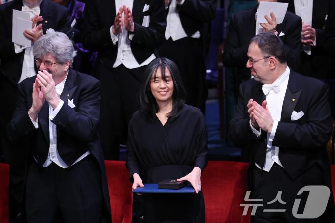 노벨문학상을 수상한 한강이 10일(현지시간) 스웨덴 스톡홀름 콘서트홀에서 열린 2024 노벨상 시상식에서 노벨상 증서와 메달을 들고 있다. 2024.12.11/뉴스1 ⓒ News1 박지혜 기자