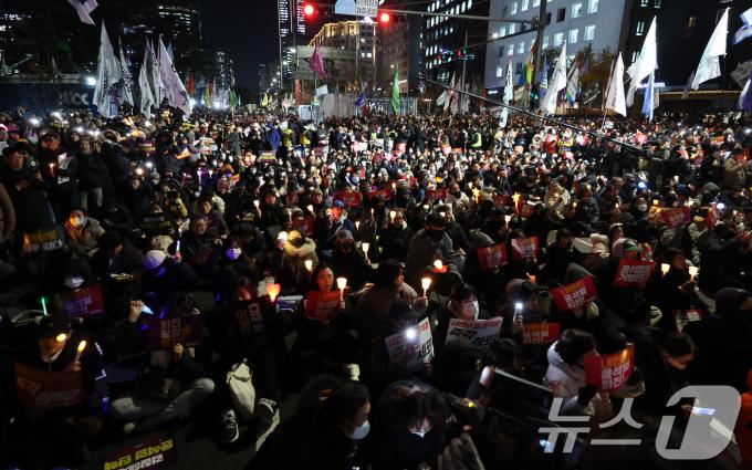 6일 오후 서울 여의도 국회의사당 앞에서 열린 윤석열 대통령의 퇴진 촉구 집회에서 시민들이 손피켓을 들고 정권 퇴진을 촉구하고 있다. 2024.12.6/뉴스1 ⓒ News1 이동해 기자