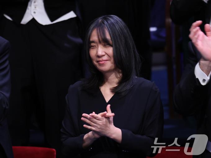 한강이 10일(현지시간) 스웨덴 스톡홀름 콘서트홀에서 열린 2024 노벨상 시상식에서 노벨재단 이사회 의장 발언 후 박수치고 있다. 2024.12.11/뉴스1 ⓒ News1 박지혜 기자