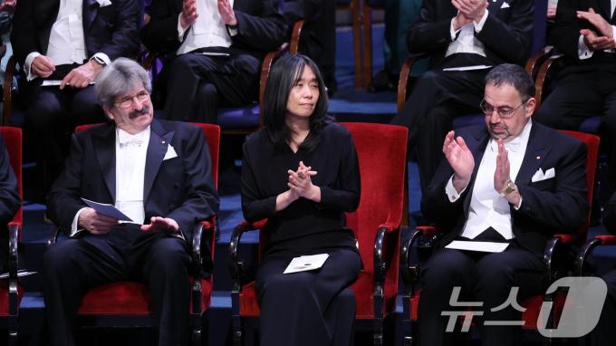 한강이 10일(현지시간) 스웨덴 스톡홀름 콘서트홀에서 열린 2024 노벨상 시상식에 박수를 치고 있다. 2024.12.11/뉴스1 ⓒ News1 박지혜 기자