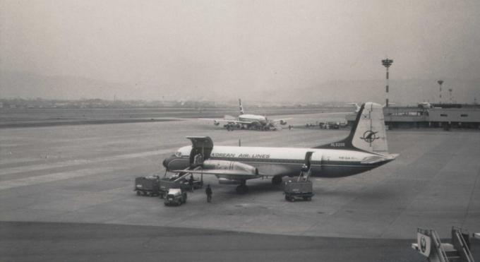 피랍된 것과 동일 기종의 항공기 (출처: Japangyro, CC BY-SA 3.0 <https://creativecommons.org/licenses/by-sa/3.0>, via Wikimedia Commons)