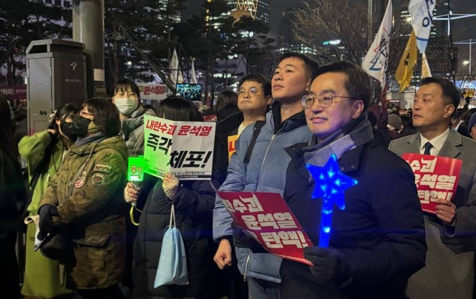 김동연 경기도지사가 지난 10일 여의도 국회의사당 앞에서 열린 '탄핵소추안 국회 통과 촉구' 집회에 참석, 시민들과 함께 행진하고 있다. 사진=시민제공