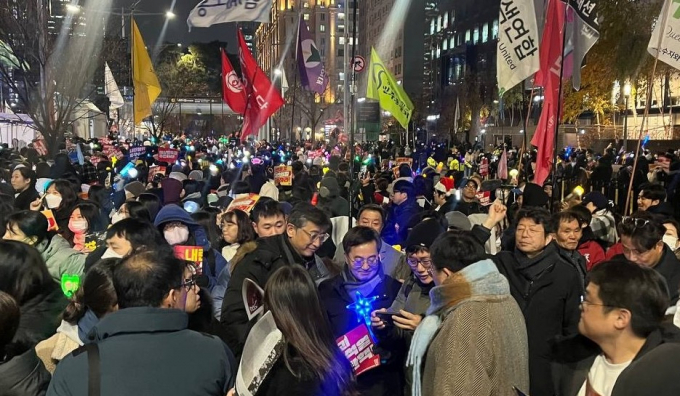 피켓과 응원봉들고 촛불집회에 참석한 김동연 경기도지사. 사진=시민제공