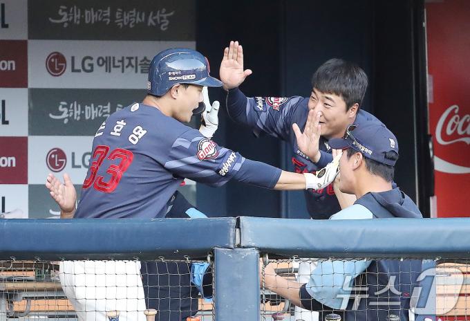 16일 오후 서울 송파구 잠실야구장에서 열린 프로야구 '2024 신한 SOL 뱅크 KBO리그' LG 트윈스와 롯데 자이언츠의 경기 5회초 2사 1,2루 상황 롯데 손호영이 LG 김대현을 상대로 3점 홈런을 치고 더그아웃에서 동료들과 하이파이브를 나누고 있다. 2024.6.16/뉴스1 ⓒ News1 임세영 기자