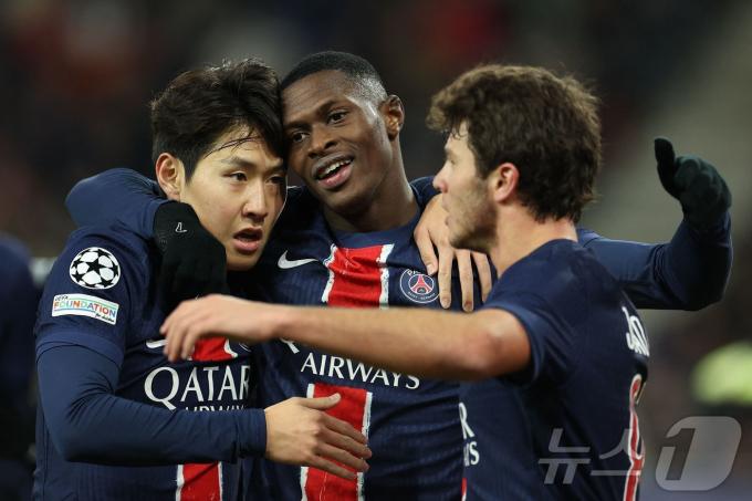 이강인(왼쪽)이 11일(한국시간) 열린 2024-25 UEFA 챔피언스리그 리그 페이즈 잘츠부르크전에서 풀타임을 소화하며 PSG의 3-0 승리에 일조했다. ⓒ AFP=뉴스1