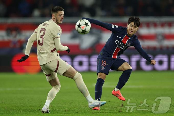 이강인(오른쪽)이 11일(한국시간) 열린 2024-25 UEFA 챔피언스리그 리그 페이즈 잘츠부르크전에서 풀타임을 소화하며 PSG의 3-0 승리에 일조했다. ⓒ AFP=뉴스1