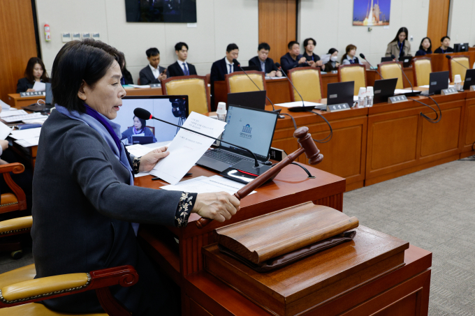 과학기술정보통신부(과기정통부)의 2025년도 예산이 올해보다 약 5.5% 증액된 18조8967억원 규모로 확정됐다. 사진은 최민희 국회 과학기술정보방송통신위원회 위원장이 지난 6일 서울 여의도 국회 과방위에서 열린 전체회의에서 '비상계엄에서의 국가기간방송 KBS의 역할에 대한 현안질의 자료제출 요구의 건'을 의결하고 있는 모습. /사진=뉴스1 