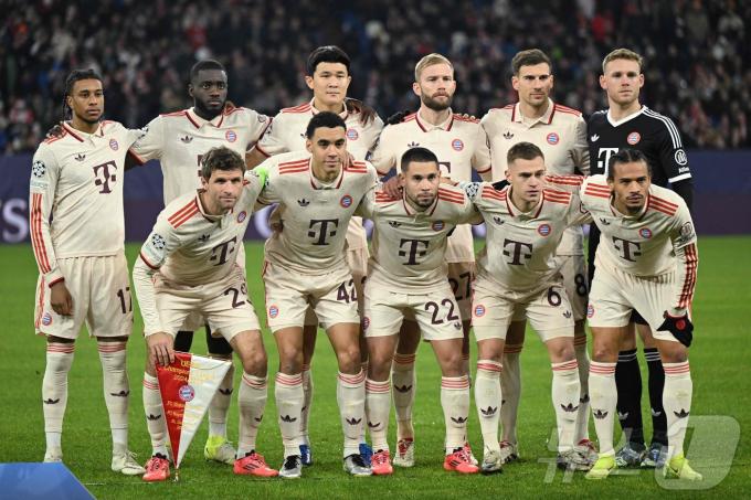 김민재(뒷줄 왼쪽에서 세 번째)가 11일(한국시간) 열린 2024-25 UEFA 챔피언스리그 리그 페이즈 샤흐타르와 경기에서 88분을 뛰며 바이에른 뮌헨의 5-1 승리에 일조했다. ⓒ AFP=뉴스1