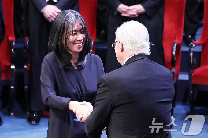 한강이 10일(현지시간) 스웨덴 스톡홀름 콘서트홀에서 열린 2024 노벨상 시상식에서 스웨덴 칼 16세 구스타프 국왕으로부터 노벨 문학상을 수상하고 있다. 2024.12.11/뉴스1 ⓒ News1 박지혜 기자
