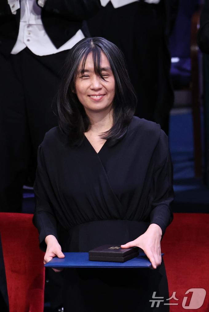 노벨문학상을 수상한 한강이 10일(현지시간) 스웨덴 스톡홀름 콘서트홀에서 열린 2024 노벨상 시상식에서 노벨상 증서와 메달을 들고 있다. 2024.12.11/뉴스1 ⓒ News1 박지혜 기자