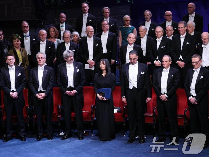 노벨문학상을 수상한 한강이 10일(현지시간) 스웨덴 스톡홀름 콘서트홀에서 열린 2024 노벨상 시상식에서 노벨상 증서와 메달을 들고 있다. 2024.12.11/뉴스1 ⓒ News1 박지혜 기자