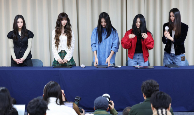 걸그룹 '뉴진스'의 매니저가 어도어의 김주영 대표를 직장 내 괴롭힘으로 고발한 가운데 어도어는 해당 매니저가 해사 행위를 했다며 법적 조치를 예고했다. 걸그룹 뉴진스가 어도어와의 전속계약 해지 관련 긴급 기자회견을 하고 있는 모습./사진=뉴시스