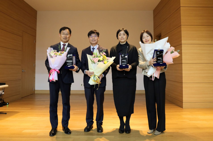 한영대 한반도공룡발자국화석관 국장(왼쪽부터)과 송삼종 국립부산과학관장,  이은정 LG디스커버리랩 부산 직원, 김미혜 의령곤충생태학습관 직원이 10일 동남권 과학문화상을 수상한 뒤 기념촬영을 하고 있다 . /사진=국립부산과학관 