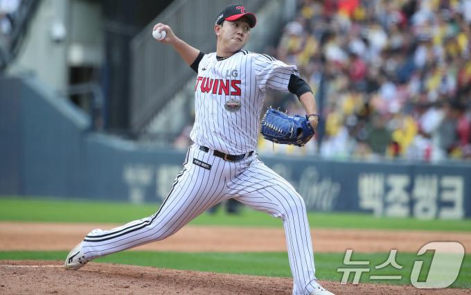 19일 오후 서울 송파구 잠실야구장에서 열린 프로야구 '2024 신한 SOL 뱅크 KBO 포스트시즌' 플레이오프 4차전 삼성 라이온즈와 LG 트윈스의 경기에서 LG 유영찬이 역투하고 있다. 2024.10.19/뉴스1 ⓒ News1 임세영 기자