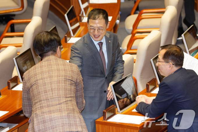 김상욱 국민의힘 의원이 10일 오후 서울 여의도 국회 본회의장에서 열린 제418회국회(정기회) 18차 본회의에서 야당 의원들과 인사를 나누고 있다. 2024.12.10/뉴스1 ⓒ News1 안은나 기자