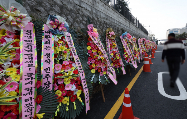 서울 용산구 대통령실·국방부 청사 앞에 윤 대통령을 지지하는 문구가 적힌 화환 40여개가 등장해 이목을 끌고 있다. /사진=뉴시스