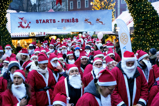 8일(현지시간) 라트비아 수도 리가에서 산타클로스 복장을 한 사람들이 '산타 펀 런'(Santa Fun Run) 모금 행사에서 뛰고 있다. /사진=로이터