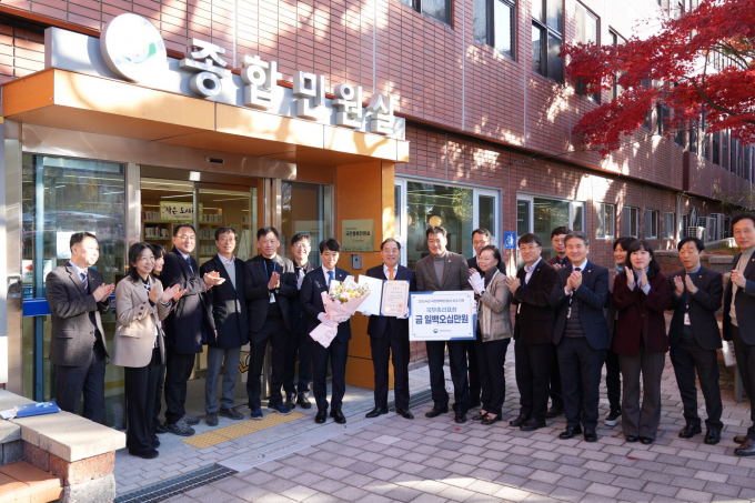  하윤수 부산광역시교육감이 10일 시교육청 종합민원실에서 열린 ‘국민행복민원실 재인증 현판제막식’에 참석해 관계자들과 기념촬영을 하고 있다./사진=부산교육청