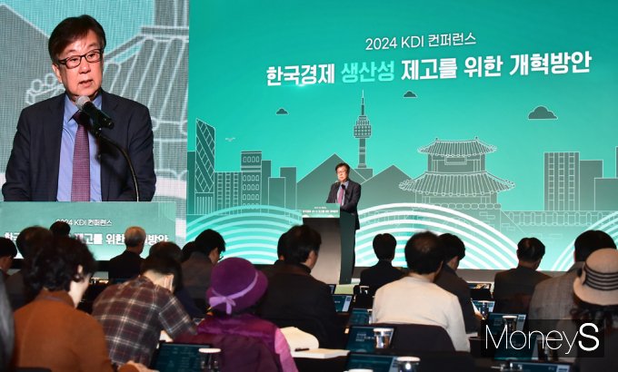 [머니S포토] 2024 KDI 컨퍼런스, 개회사 전하는 조동철 원장