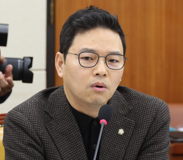 박정훈 국민의힘 의원이 자신의 페이스북에 "이재명은 계엄보다 더한 짓도 할 사람"이라며 "대통령의 잘못은 잘못대로 법적 처분을 받더라도 우파의 본산 국민의힘은 꼭 지켜야 한다"고 밝혔다. 사진은 지난달 서울 여의도 국회 과학기술정보방송통신위원회에서 열린 청문회에서 질의를 듣고 있는 모습. /사진=뉴시스