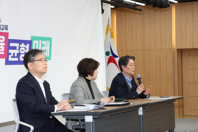 11일 경기도교육청에서 진행된 경기형과학고 1단계 예비지정 발표 기자회견에서 송진우 심사위원장(오른쪽)이 심사결과를 발표하고 있다. / 사진제공=경기교육청 