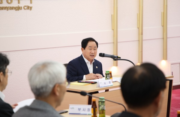 남양주시가 2031년 12월 준공 목표 실현을 위해 신청사 건립 사업 추진에 더욱 박차를 가하겠다고 밝힌 가운데 주광덕 남양주시장이 추진 계획을 설명하고 있다. / 사진제공=남양주시