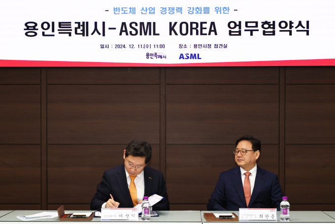 이상일 용인특례시장(왼쪽)이 최한종 ASML KOREA 대표이사(오른쪽)가 보는 가운데 용인특례시와 ASML KOREA 간 업무협약 체결 관련해 서명하고 있다. / 사지제공=용인특례시