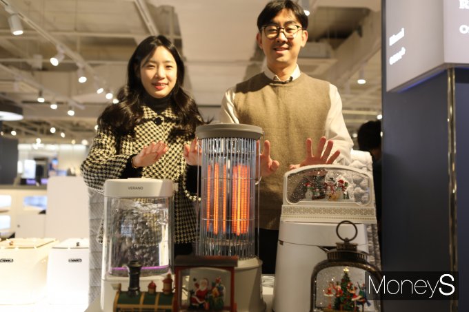 롯데백화점 광주점 9층 소형가전 매장 직원들이 소형 난방 가전 제품을 선보이고 있다/사진=롯데백화점 홍보 3팀 제공.