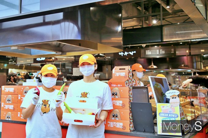 광주신세계 본관 지하 1층 '정남미명과' 팝업스토어에서 직원들이 구황작물빵을 선보이고 있다/사진=광주신세계 제공.
