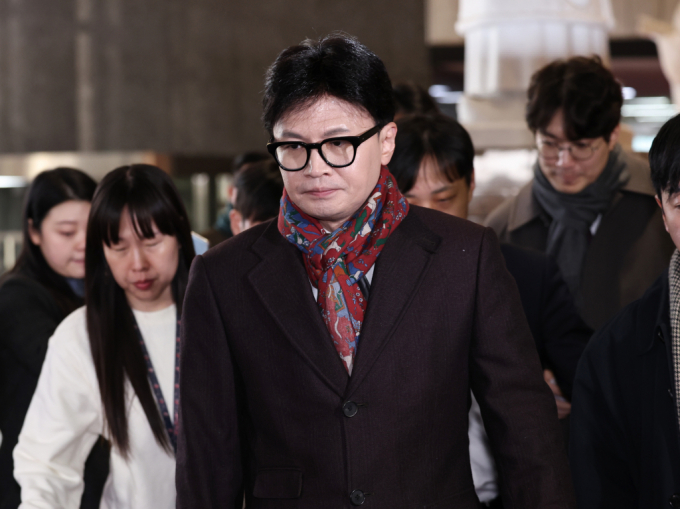 한동훈이 윤석열 대통령의 퇴진 및 내년 상반기 대선에 대한 계획을 대통령실과 논의에 돌입했다./사진=뉴스1
