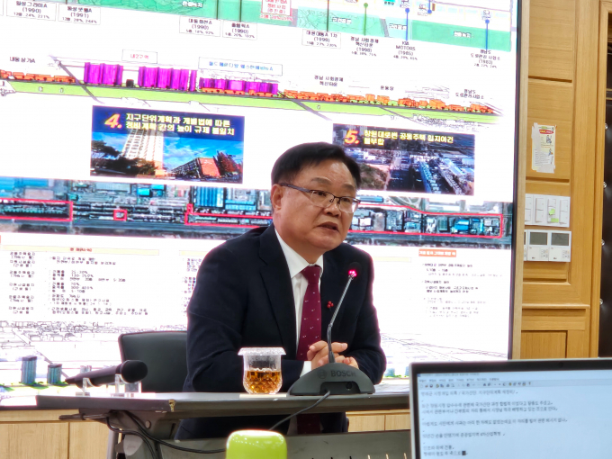 홍남표 창원시장이 11일 오전 창원시청에서 창원대로 준공업지역 재정비 계획을 발표하고 있다./사진=이채열 기자