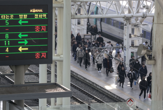 철도노조와 코레일이 임금·단체협약 협상이 일주일만에 극적 타결됐다. 사진은 철도노조의 파업이 장기화되고 있는 가운데 11일 서울 용산구 서울역 전광판에 열차 운휴관련 안내문이 표시돼 있는 모습. /사진=뉴시스