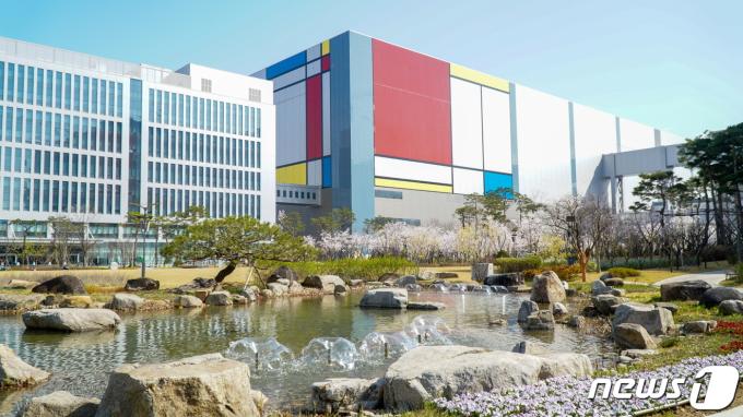 삼성전자는 경기도 화성 반도체 사업장이 '국제수자원관리동맹'(AWS)으로부터 최고 등급인 플래티넘 인증을 획득했다. 2023.3.22/뉴스1