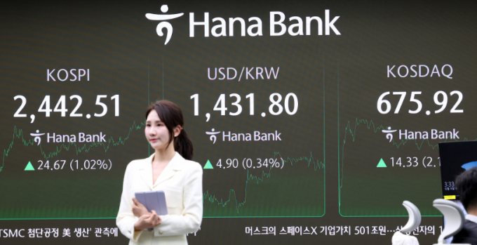  11일 서울 중구 하나은행 본점 딜링룸 전광판에 증시 종가가 표시되고 있다. /사진=뉴스1 김성진 기자