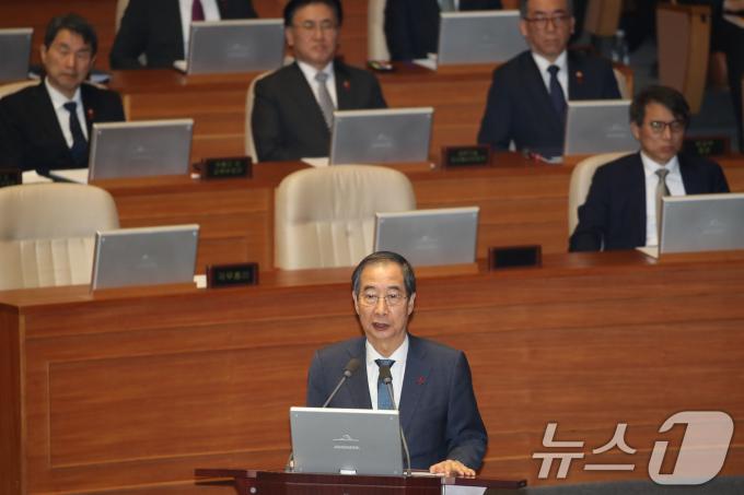 한덕수 국무총리가 11일 오후 서울 여의도 국회에서 열린 제419회국회(임시회) 제1차 본회의 윤석열 대통령 위헌적 비상계엄 선포 내란행위 관련 긴급현안질문에서 조국 조국혁신당 대표의 질의에 답하고 있다. 2024.12.11/뉴스1 ⓒ News1 이광호 기자