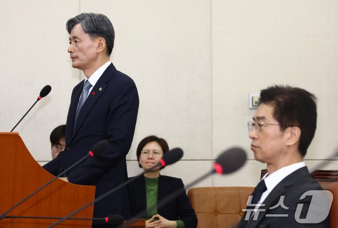 조지호 경찰청장이 5일 오전 서울 여의도 국회에서 열린 비상계엄 관련 행정안전위원회 전체회의에서 계엄 당시 상황에 대한 업무보고를 하고 있다. 오른쪽은 김봉식 서울경찰청장. 2024.12.5/뉴스1 ⓒ News1 김민지 기자