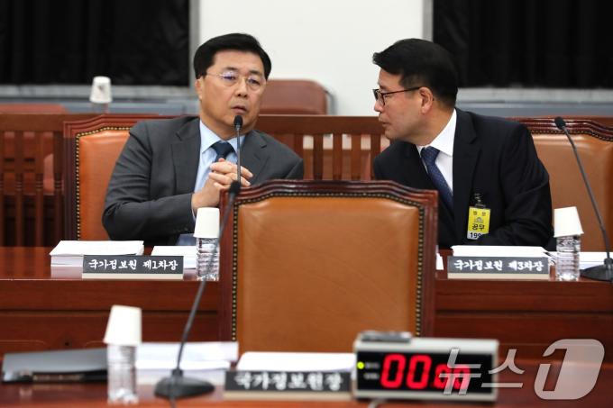 홍장원 전 국가정보원 제1차장(왼쪽)과 윤오준 제3차장. 2024.11.20/뉴스1 ⓒ News1 국회사진취재단