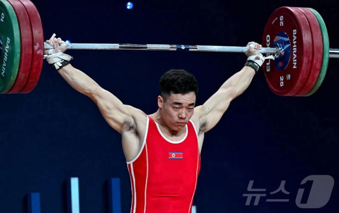 (평양 노동신문=뉴스1) = 북한 노동당 기관지 노동신문은 11일 2024년 국제역기연맹 세계선수권대회에 참가한 김일경 선수가 끌어올리기(인상), 추켜올리기(용상), 종합에서 각각 1위를 차지해 3개의 금메달을 획득했다고 보도했다. 리룡현 선수는 추켜올리기(용상), 종합에서 각각 1위를 했다고 전했다. [국내에서만 사용가능. 재배포 금지. DB 금지. For Use Only in the Republic of Korea. Redistribution Prohibited] rodongphoto@news1.kr