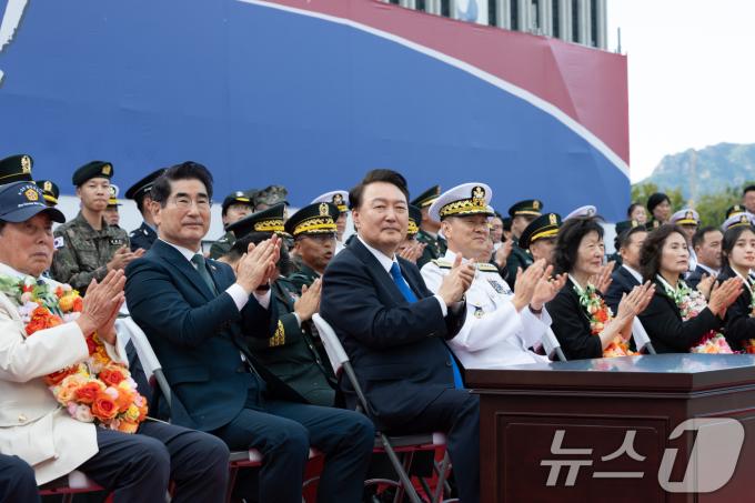 윤석열 대통령이 1일 오후 서울 세종대로 광화문광장 일대에서 열린 '건군 76주년 국군의날 시가행진'에서 장병들의 행진에 박수를 치고 있다. (대통령실 제공) 2024.10.1/뉴스1 ⓒ News1 송원영 기자