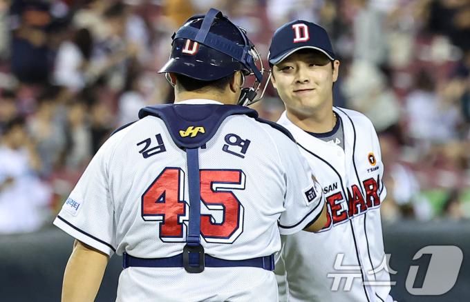 24일 오후 서울 송파구 잠실야구장에서 열린 프로야구 '2024 신한 SOL 뱅크 KBO리그' NC 다이노스와 두산 베어스의 경기, 두산 박치국이 9회를 마무리하고 포수 김기연과 기쁨을 나누고 있다. 2024.9.24/뉴스1 ⓒ News1 김도우 기자