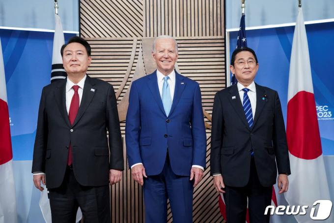 윤석열 대통령(왼쪽부터)과 조 바이든 미국 대통령, 기시다 후미오 일본 총리가 16일 오후(현지시간) 미국 샌프란시스코에서 아시아·태평양경제협력체(APEC) 정상회의 주간에 열린 한미일 정상 회동에서 기념 촬영하고 있다. ⓒ 로이터=뉴스1 ⓒ News1 안은나 기자