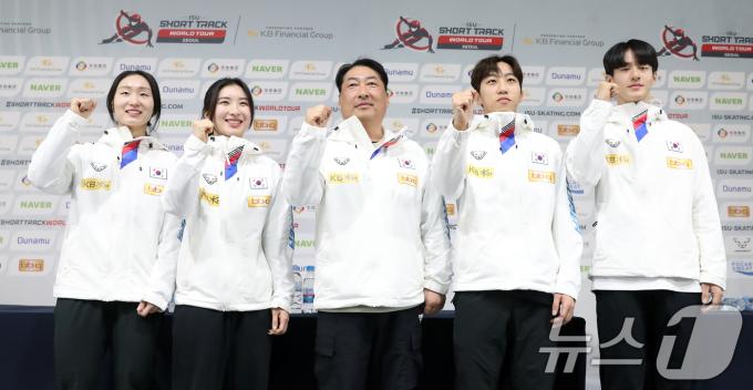 11일 오후 서울 양천구 목동 아이스링크프레스센터에서 열린 'KB금융-ISU 쇼트트랙 월드투어 4차 대회' 미디어데이에서 쇼트트랙 국가대표 최민정(왼쪽부터)과 김길리, 윤재명 감독, 박지원, 장성우가 파이팅을 외치고 있다. 2024.12.11/뉴스1 ⓒ News1 이승배 기자